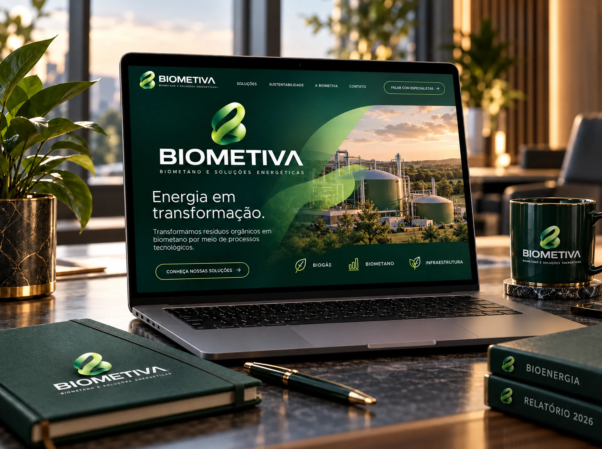 Site da BIOMETIVA em notebook sobre a mesa, ao lado de caderno e caneca da marca